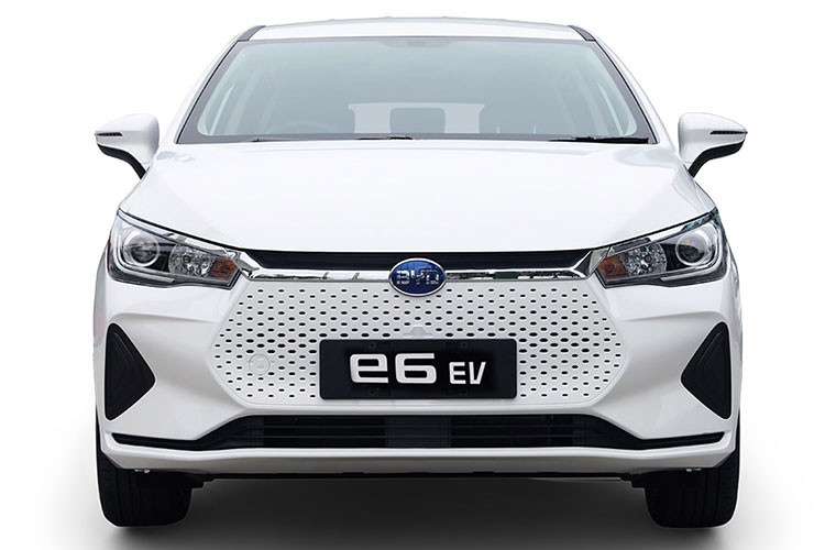 BYD e6 2023 là mẫu MPV thuần điện nên nó gần như không có đối thủ trực tiếp tại thị trường Thái Lan. Nếu so về kích thước, BYD e6 2023 có thể cạnh tranh với Mitsubishi Xpander hay Toyota Veloz. Cụ thể, BYD e6 2023 có chiều dài 4.695 mm, chiều rộng 1.810 mm, chiều cao 1.670 mm, chiều dài cơ sở 2.800 mm và chiều cao gầm 145 mm.