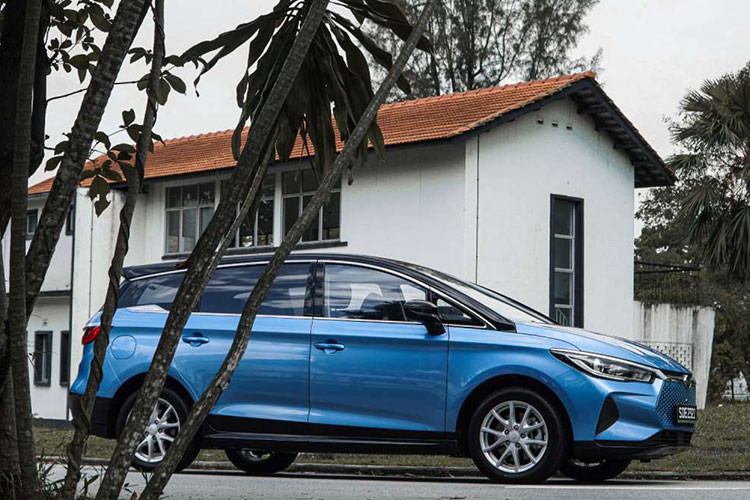 Thời gian sạc đầy pin bằng bộ sạc chậm AC 6,6 kW là 12,5 tiếng. Xe còn có phanh đĩa trên cả 4 bánh. BYD e6 2023 sẽ được áp dụng chính sách bảo hành 8 năm hoặc 500.000 km cho pin, tùy theo điều kiện nào đến trước. Trong khi đó, chính sách bảo hành cho xe là 6 năm hoặc 150.000 km. Trong năm nay, sẽ có tổng cộng 1.500 chiếc MPV thuần điện này được nhập khẩu vào Thái Lan.