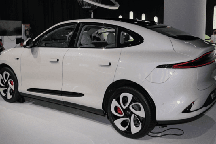 Cụ thể, mẫu SUV điện LS6 của IM Motor đã nhận được hơn 6.000 đơn đặt hàng chỉ trong 8 giờ sau khi nhà sản xuất bắt đầu việc mở bán trước. Chiếc SUV coupe IM Motor LS6 hiện đang được chào bán với mức giá trước là từ 230.000 nhân dân tệ đến 300.000 nhân dân tệ (tương đương khoảng 738 - 963 triệu đồng).