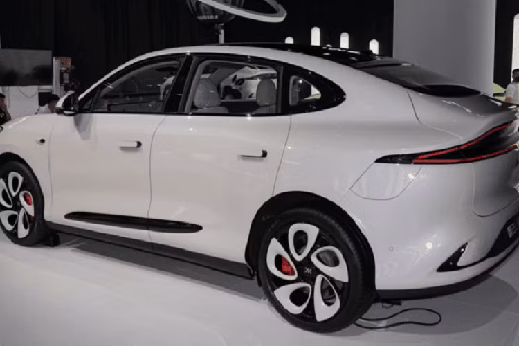 Cụ thể, mẫu SUV điện LS6 của IM Motor đã nhận được hơn 6.000 đơn đặt hàng chỉ trong 8 giờ sau khi nhà sản xuất bắt đầu việc mở bán trước. Chiếc SUV coupe IM Motor LS6 hiện đang được chào bán với mức giá trước là từ 230.000 nhân dân tệ đến 300.000 nhân dân tệ (tương đương khoảng 738 - 963 triệu đồng).