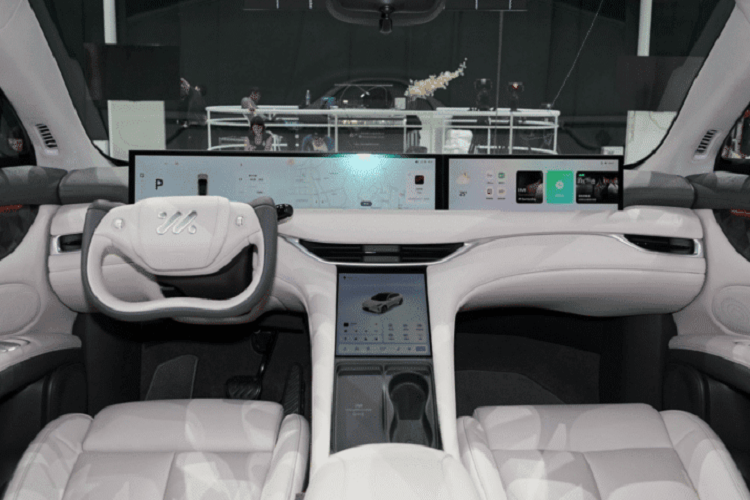 Điều này mang lại phạm vi hoạt động 200 km sau 5 phút sạc hoặc 500 km sau 15 phút sạc. Ngoài 900V, chiếc SUV điện còn cung cấp nền tảng 500 V. IM LS6 cung cấp hai cấu hình hệ truyền động, cả hai đều được trang bị hệ dẫn động bốn bánh gồm động cơ kép.