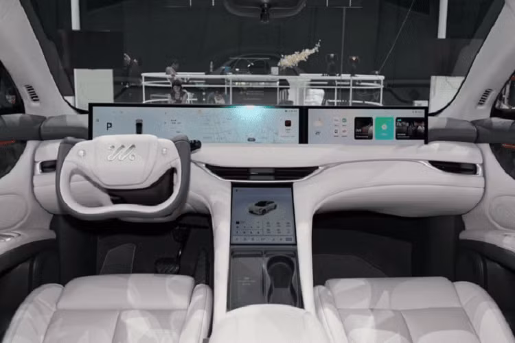 Điều này mang lại phạm vi hoạt động 200 km sau 5 phút sạc hoặc 500 km sau 15 phút sạc. Ngoài 900V, chiếc SUV điện còn cung cấp nền tảng 500 V. IM LS6 cung cấp hai cấu hình hệ truyền động, cả hai đều được trang bị hệ dẫn động bốn bánh gồm động cơ kép.