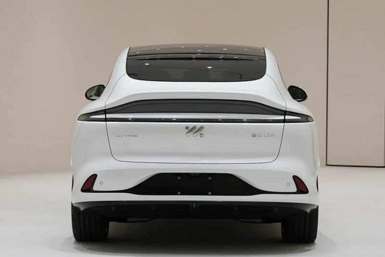 Khu vực bảng điều khiển trung tâm hỗ trợ sạc không dây điện thoại di động và có hai khay đựng cốc. Về mặt an toàn, IM LS6 đi kèm với giải pháp xe thông minh full-stack 3.0 do SAIC tự phát triển, có thể giảm một nửa số bộ điều khiển trong xe và một phần ba bộ dây điện, theo SAIC.