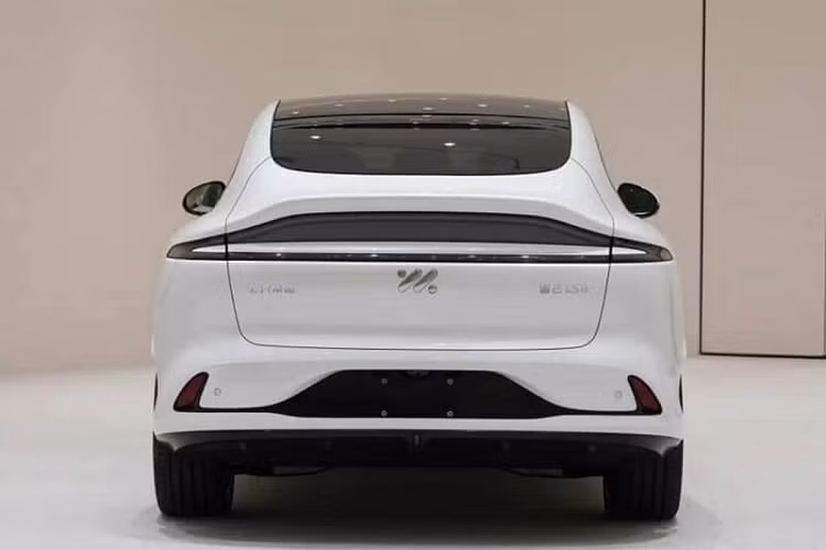 Khu vực bảng điều khiển trung tâm hỗ trợ sạc không dây điện thoại di động và có hai khay đựng cốc. Về mặt an toàn, IM LS6 đi kèm với giải pháp xe thông minh full-stack 3.0 do SAIC tự phát triển, có thể giảm một nửa số bộ điều khiển trong xe và một phần ba bộ dây điện, theo SAIC.