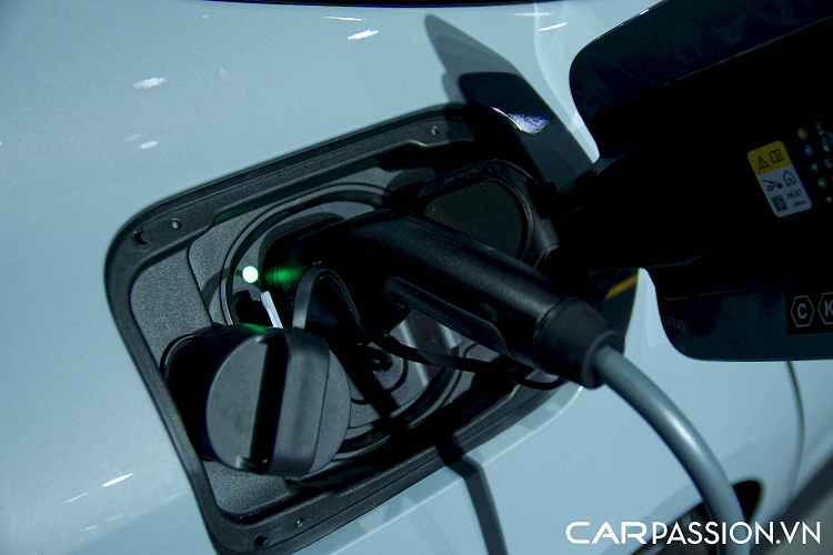 Thêm vào đó, BMW trang bị cho i4 bộ mâm xe với các chấu hình tam giác đem lại cho xe một diện mạo như một mẫu xe đến từ tương lai. Phần cản trước của BMW i4 được thiết kế với các chi tiết hiện đại, đèn chiếu sáng được trang bị với hai dải LED nhận diện quen thuộc trên những chiếc BMW thế hệ mới.