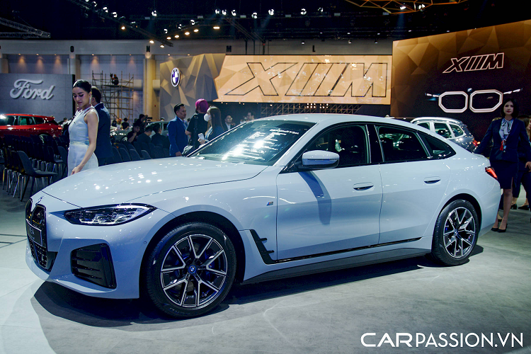 Mẫu xe sedan BMW i4 2023 cũng ghi dấu ấn khi là chiếc xe thuần điện đầu tiên của thương hiệu BMW được sản xuất với kiểu dáng coupe 4 cửa, quyến rũ và điệu đà nhưng cũng không kém phần thực dụng để thuận tiện khi cần đến hàng ngày.