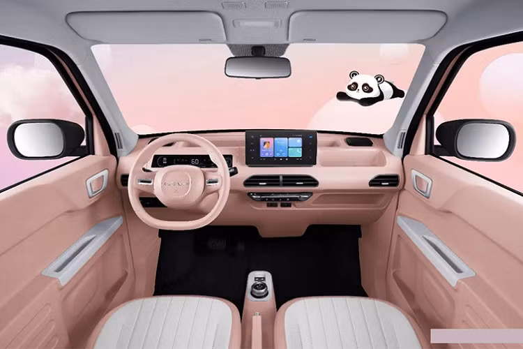 Có thể thấy, Geely muốn đẩy mạnh doanh số bán hàng hơn nữa cho mẫu xe điện cỡ nhỏ Panda của mình nên đã quyết định giảm giá 32 triệu đồng chỉ trong vòng 2 tuần. Động thái này cũng là lời thách thức và mở rộng cuộc chiến với Wuling Hongguang Mini EV về doanh số.