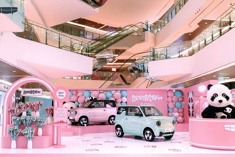 Nhà sản xuất ôtô Trung Quốc Geely mới đây đã thông báo chiến dịch giảm giá 10.000 nhân dân tệ, tương đương 33 triệu đồng cho mẫu xe điện thành phố Panda Mini EV 2024 mới, đây là một phần của chiến dịch tiếp thị cho kỳ nghỉ lễ Quốc khánh sắp tới, nơi người dân Trung Quốc rất yêu thích mua sắm trên nhiều lĩnh vực, vì lúc này, nhiều hãng sẽ giảm giá mạnh.