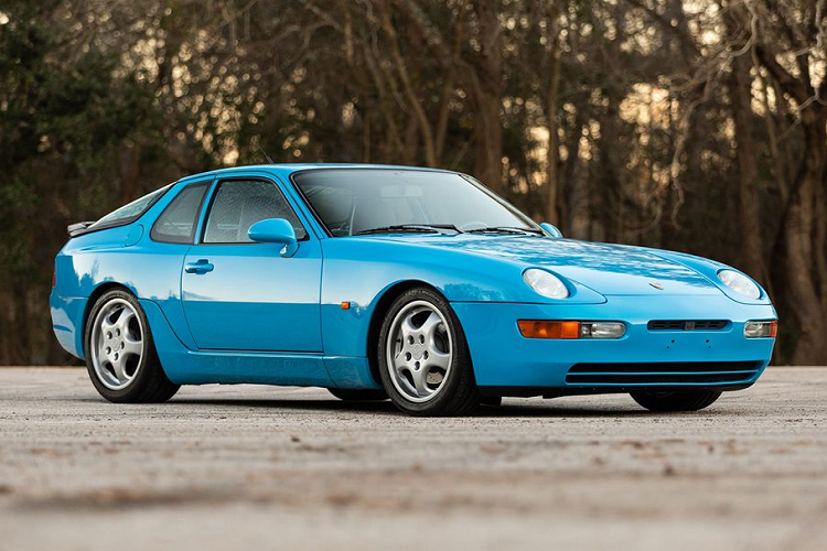 Bộ ghế đua bucket seat do Recaro sản xuất dành riêng cho mẫu xe độc nhất này. Bề mặt ghế được bọc da cao cấp ECCO Leather EL3 với các họa tiết tương đồng với ngoại thất. Trong khi đó hệ thống loa Bose cũng được thiết kế độc quyền. Đặc biệt hơn, cụm đồng hồ bấm giờ đặt trên mặt taplo là sản phẩm độc quyền do thương hiệu đồng hồ Thụy Sỹ - TAG Heuer chế tác.