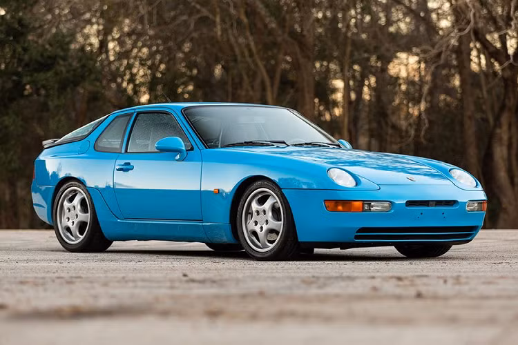 Bộ ghế đua bucket seat do Recaro sản xuất dành riêng cho mẫu xe độc nhất này. Bề mặt ghế được bọc da cao cấp ECCO Leather EL3 với các họa tiết tương đồng với ngoại thất. Trong khi đó hệ thống loa Bose cũng được thiết kế độc quyền. Đặc biệt hơn, cụm đồng hồ bấm giờ đặt trên mặt taplo là sản phẩm độc quyền do thương hiệu đồng hồ Thụy Sỹ - TAG Heuer chế tác.