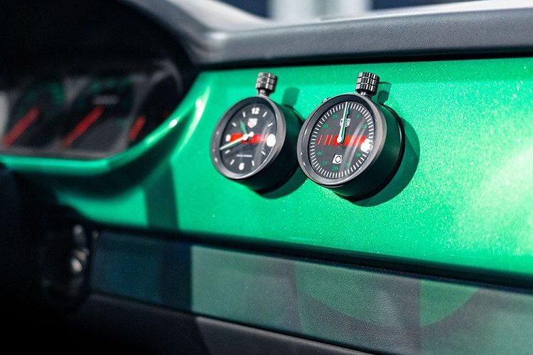 Ngoại thất chiếc 968 L'Art được thiết kế theo với cảm hứng cổ điển và tối giản, kết hợp với lớp sơn màu xanh mòng két độc đáo. Đèn pha có thiết kế dạng thanh LED đặt ngang. Trong khi đó, đèn hậu là sự đan xe giữa các thanh LED đặt dọc và dòng chữ KAR phát sáng. Phong cách cổ điển tiếp tục được áp dụng ở khu vực nội thất, thể hiện ở cụm đồng hồ lái dạng cơ truyền thống.