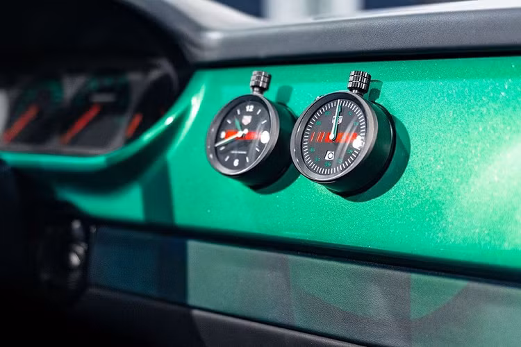 Ngoại thất chiếc 968 L'Art được thiết kế theo với cảm hứng cổ điển và tối giản, kết hợp với lớp sơn màu xanh mòng két độc đáo. Đèn pha có thiết kế dạng thanh LED đặt ngang. Trong khi đó, đèn hậu là sự đan xe giữa các thanh LED đặt dọc và dòng chữ KAR phát sáng. Phong cách cổ điển tiếp tục được áp dụng ở khu vực nội thất, thể hiện ở cụm đồng hồ lái dạng cơ truyền thống.