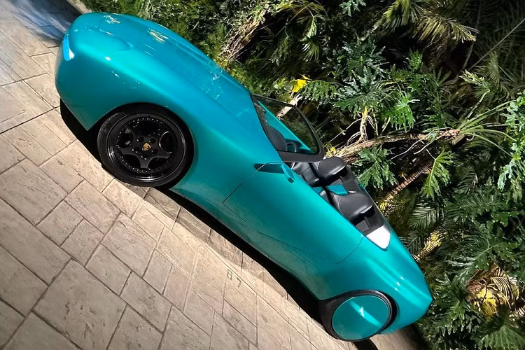 Ra mắt vào năm 2021, Porsche 968 L'Art là mẫu xe one-off do nhà thiết kế Arthur Kar của L'Art de L'Automobile hợp tác với hãng xe Đức nhân kỷ niệm 30 năm mẫu 968 ra đời. Được biết đến với tư cách là tiền thân của dòng Porsche Boxster, 968 được sản xuất từ năm 1991 và đến năm 1995 bị khai tử do doanh số thấp. Xe có thiết kế động cơ đặt trước và sử dụng hệ dẫn động cầu sau.