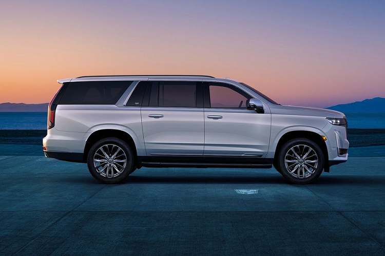 Tổng thể thiết kế nội/ngoại thất của Escalade đời 2024 không có sự thay đổi so với bản tiền nhiệm. Đây là điều khá dễ hiểu bởi Cadillac đã phát hành bản cập nhật lớn cho hai mẫu SUV vào năm ngoái.