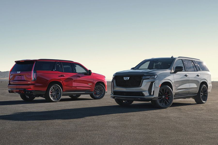 Được giới thiệu lần đầu vào năm 2017, Super Cruise là tính năng lái xe bán tự động trên đường cao tốc, hoạt động dựa trên hệ thống cảm biến tiên tiến. Trong buổi thử nghiệm vào năm 2018, Consumer Reports đánh giá Super Cruise trên Cadillac Escalade 2024 là hệ thống lái xe bán tự động tốt nhất trên thị trường, xếp trên cả Autopilot của Tesla.