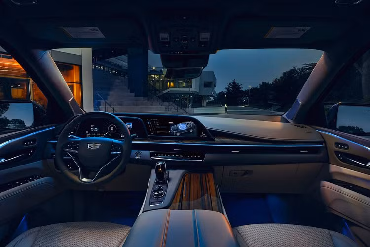 Cadillac Escalade được trang bị động cơ xăng 6.2L V8, sản sinh công suất tối đa 420 mã lực và mô-men xoắn cực đại 624 Nm. Ngoài ra, mẫu SUV này cũng có phiên bản chạy máy dầu với động cơ turbodiesel 6 xi-lanh 3.0L cho công suất tối đa 277 mã lực và mô-men xoắn cực đại 624 Nm. Cả hai động cơ đều kết hợp với hộp số tự động 10 cấp. Hệ dẫn động cầu sau là tiêu chuẩn và 4WD là trang bị tùy chọn.