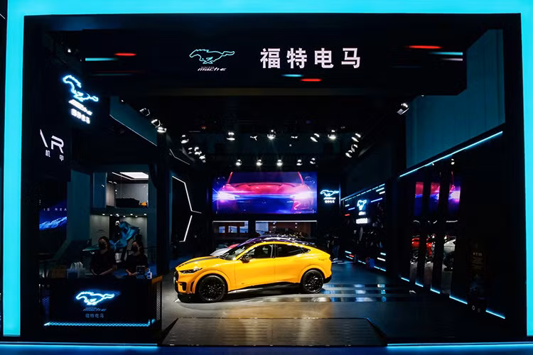 Tại triển lãm ô tô Thượng Hải 2023, hãng xe Ford ngoài việc ra mắt Ranger 2023 bản dành riêng cho thị trường Trung Quốc, chiếc SUV thú vị Bronco, còn mang chiếc xe SUV điện Ford Mustang Mach-E GT 2023 mới đến trưng bày.