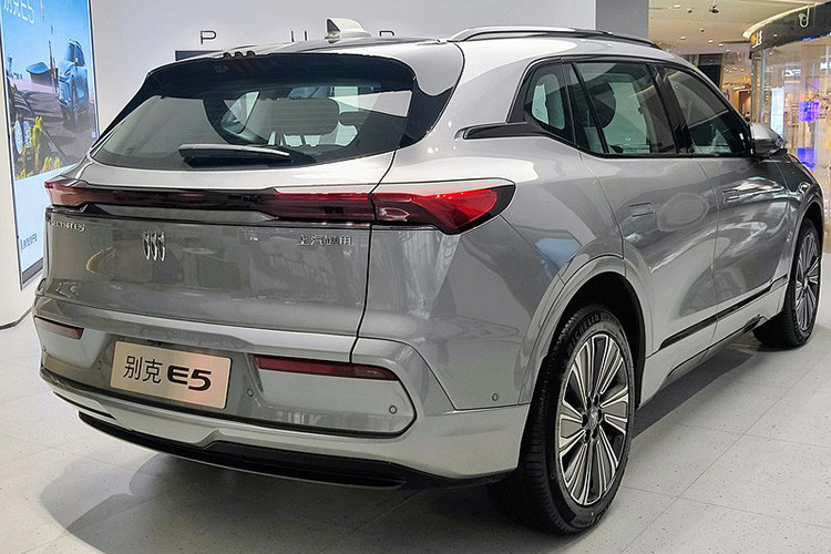 Chưa hết, xe còn có hệ thống kết nối thông minh Buick eConnect thế hệ mới và iKey phím điện thoại di động cũng như các chức năng khác, nhiều cấu hình công nghệ và thông minh tuyệt vời, đây cũng là một trong những ưu điểm của nền tảng xe điện Ultium, sau cùng là rạp hát tận 14 loa đến từ thương hiệu nổi tiếng Bose và cửa sổ trời có sẵn trên mọi phiên bản.