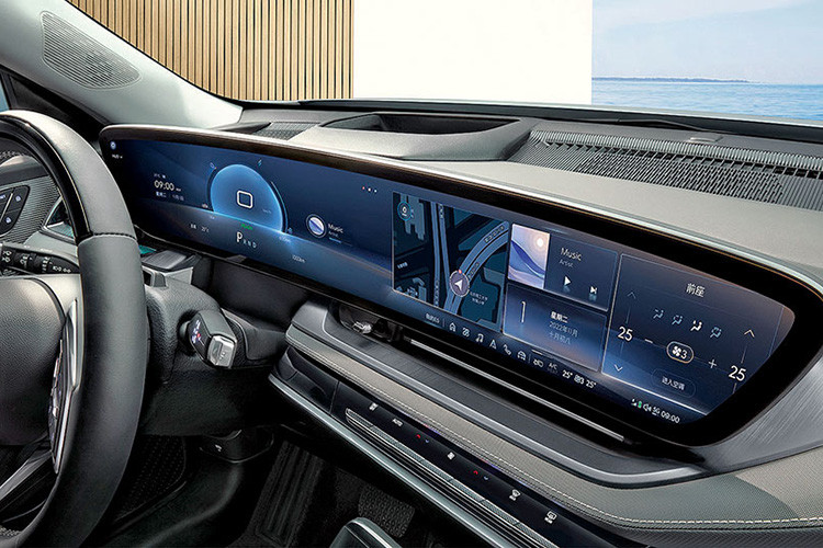 Tiến vào bên trong khoang lái, bạn cũng sẽ thấy nội thất xe Buick Electra E5 theo phong cách đơn giản nhưng đầy công nghệ với buồng lái thông minh VCS thế hệ mới, màn hình cong tích hợp cảm ứng 30 inch với độ phân giải màn hình 6008× 934.