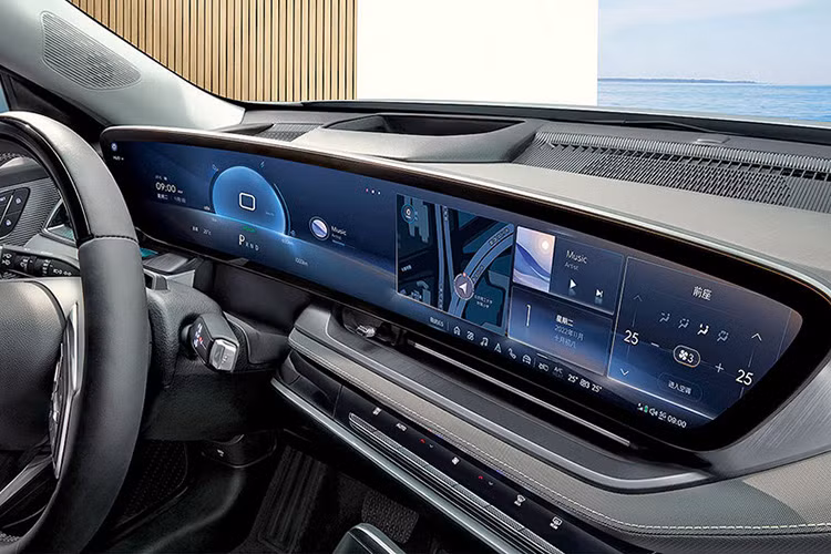 Tiến vào bên trong khoang lái, bạn cũng sẽ thấy nội thất xe Buick Electra E5 theo phong cách đơn giản nhưng đầy công nghệ với buồng lái thông minh VCS thế hệ mới, màn hình cong tích hợp cảm ứng 30 inch với độ phân giải màn hình 6008× 934.