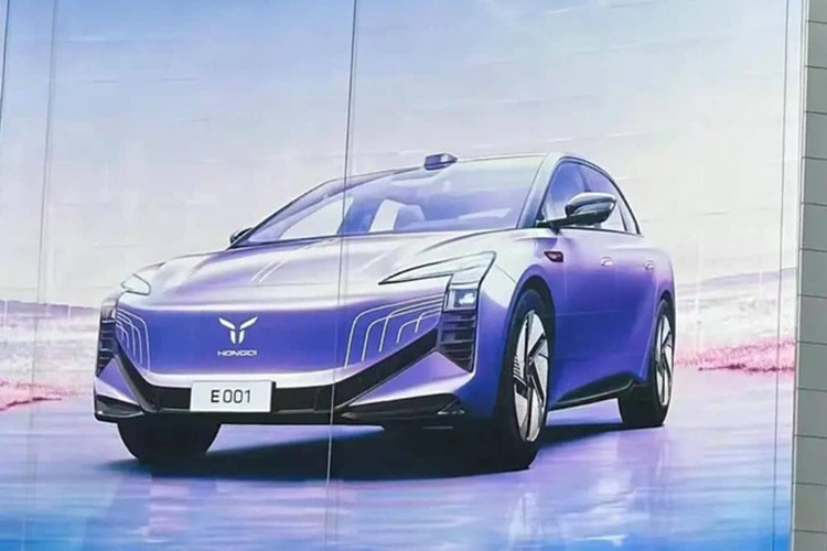 Sedan chạy hoàn toàn bằng điện Hồng Kỳ E001 sẽ cung cấp phiên bản đổi pin và phiên bản sạc nhanh, phiên bản đổi pin có thể giúp xe di chuyển được quãng đường dài 600 km, trong khi phiên bản sạc nhanh, xe có thể lăn bánh được 800 km trong 1 lần sạc đầy.