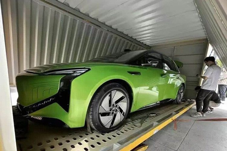 Tại triển lãm ô tô Thượng Hải 2023 vừa diễn ra tại Trung Quốc, Hồng Kỳ đã ra mắt khá nhiều mẫu xe mới bao gồm L5 - được mệnh danh "Rolls-Royce Ghost của Trung Quốc", HS5 - đối thủ của Hyundai SantaFe, hay chiếc sedan chạy hoàn toàn bằng điện Hồng Kỳ E001 2023 mới.