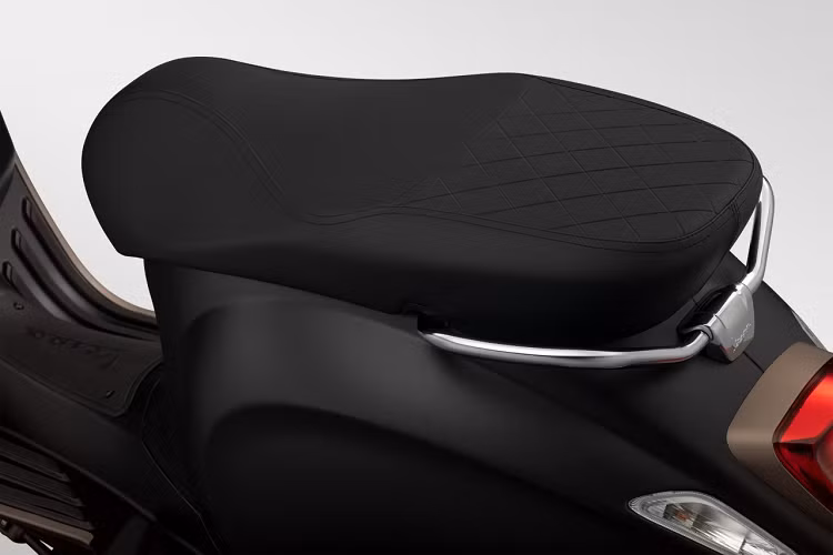 Bên cạnh các phiên bản màu thông thường, Vespa Sprint S TFT còn được bổ sung 2 màu sơn độc quyền là vàng đồng Bronze Antico và đen nhám Black Opaco.