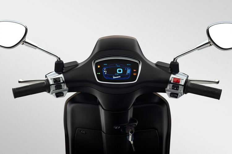 Sau khi kết nối, màn hình TFT trên Vespa Sprint S sẽ hiển thị tất cả các thông báo về cuộc gọi đến và tin nhắn, cho phép quản lý các cuộc gọi, danh sách nhạc. Bên cạnh đó, hệ thống còn cung cấp những thông tin về tình trạng xe và thống kê hành trình.