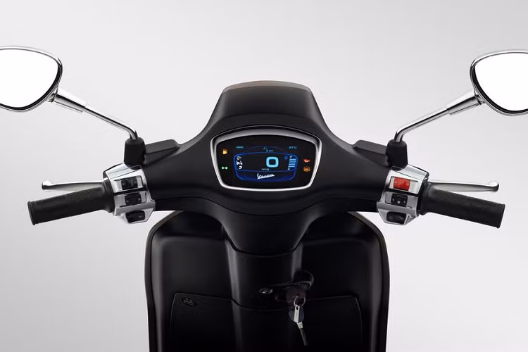 Sau khi kết nối, màn hình TFT trên Vespa Sprint S sẽ hiển thị tất cả các thông báo về cuộc gọi đến và tin nhắn, cho phép quản lý các cuộc gọi, danh sách nhạc. Bên cạnh đó, hệ thống còn cung cấp những thông tin về tình trạng xe và thống kê hành trình.