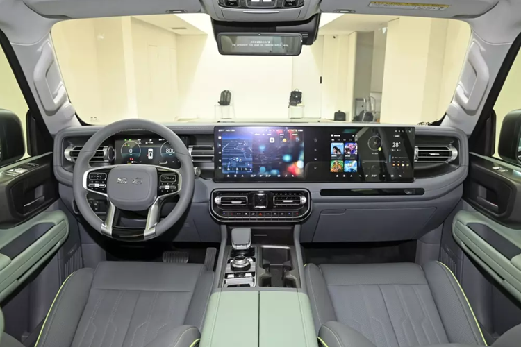 Trước đó, hãng đã bắt đầu bán trước tại thị trường nội địa. Mức giá xe BAIC BJ40 2024 do nhà sản xuất đưa ra là 185.800 nhân dân tệ đến 225.800 nhân dân tệ (25.385 – 30.850 USD), tương đương 603 triệu đồng đến 732 triệu đồng.