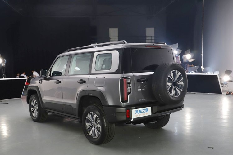 Động cơ này kết hợp với động cơ 8AT của ZF Friedrichshafen. Loại dẫn động của BJ40 là 4WD bán thời gian. Nó có 11 chế độ lái. Thời gian tăng tốc từ 0 đến 100 là 10 giây.