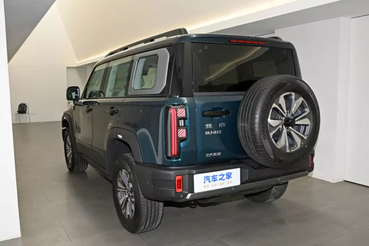 Khoảng sáng gầm xe của nó là 230 mm. Góc tiếp cận và góc thoát lần lượt là 37 và 35 độ. Bên trong, BJ40 có màn hình đôi lớn và bảng đồng hồ LCD cỡ lớn. Nó chỉ đi kèm với một phiên bản năm chỗ ngồi.