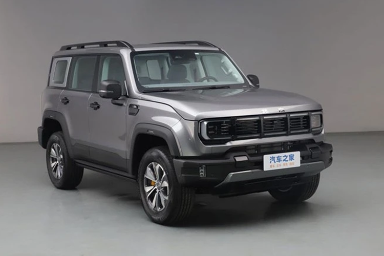 Vì vậy, BAIC đã sẵn sàng cho việc bán và giao mẫu xe mới. BAIC BJ40 thế hệ thứ hai đã được Chính phủ Trung Quốc cấp phép sản xuất vào tháng 6. Là mẫu SUV cỡ trung, xe có kích thước dài x rộng x cao lần lượt là 4790/1940/1895 mm và chiều dài cơ sở 2760 mm.