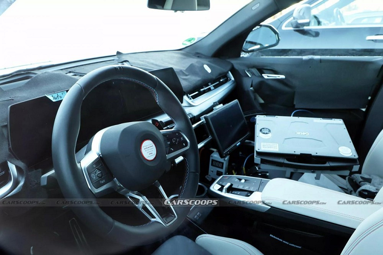 Đúng như dự đoán, BMW X2 2024 mới sẽ tiếp bước X1 với 1 màn hình cong cỡ lớn trên mặt táp-lô. Màn hình này kết hợp giữa bảng đồng hồ kỹ thuật số 10,25 inch và màn hình thông tin giải trí 10,7 inch.