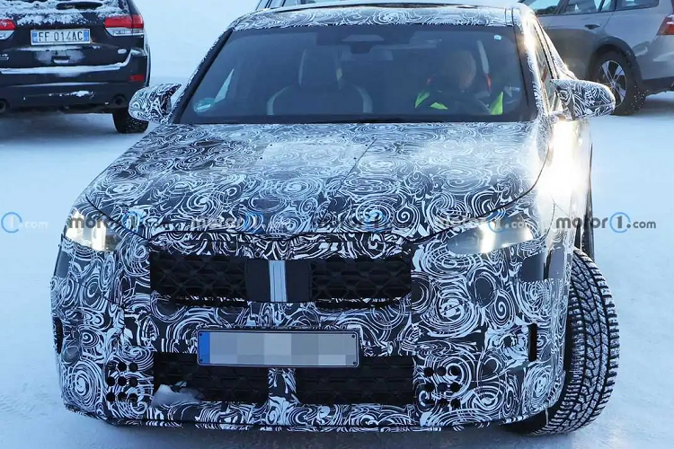 BMW iX2 2024 dự kiến sẽ được trang bị pin 64,7 kWh, hệ dẫn động 4 bánh với động cơ kép, tạo ra công suất kết hợp 309 mã lực mô-men xoắn cực đại 494 Nm tương tự BMW iX1.