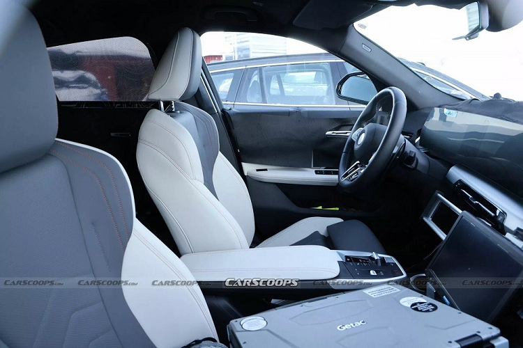 Chiếc xe SUV BMW X2 2024 trong hình ảnh này có vẻ là phiên bản M Performance. Có thể thấy điều đó qua vô-lăng với thiết kế 3 chấu độc đáo cùng đường chỉ khâu màu đỏ và xanh. Phong cách M Performance được lặp lại trên ghế thể thao với thiết kế hai tông màu và đường chỉ khâu tương phản màu đỏ.