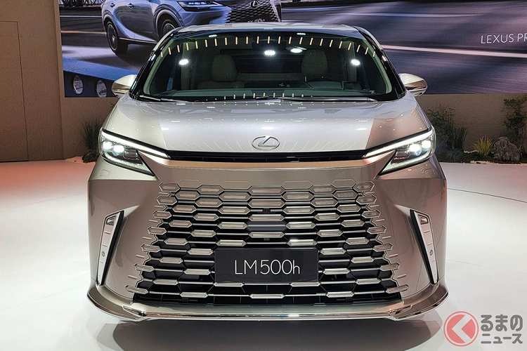 Bước sang thế hệ mới, mẫu MPV hạng sang được mệnh danh "chuyên cơ mặt đất" này có thêm một số chi tiết thiết kế mới. Có thể thấy ngay điều này qua khu vực đầu xe. Tại đây, Lexus LM 2023 mới vẫn được trang bị lưới tản nhiệt hình con suốt đặc trưng của thương hiệu Lexus. Lưới tản nhiệt này kéo dài xuống cản trước và có mắt lưới mới, tương tự người anh em Lexus RX 2023.