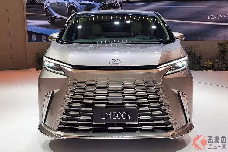 Bước sang thế hệ mới, mẫu MPV hạng sang được mệnh danh "chuyên cơ mặt đất" này có thêm một số chi tiết thiết kế mới. Có thể thấy ngay điều này qua khu vực đầu xe. Tại đây, Lexus LM 2023 mới vẫn được trang bị lưới tản nhiệt hình con suốt đặc trưng của thương hiệu Lexus. Lưới tản nhiệt này kéo dài xuống cản trước và có mắt lưới mới, tương tự người anh em Lexus RX 2023.