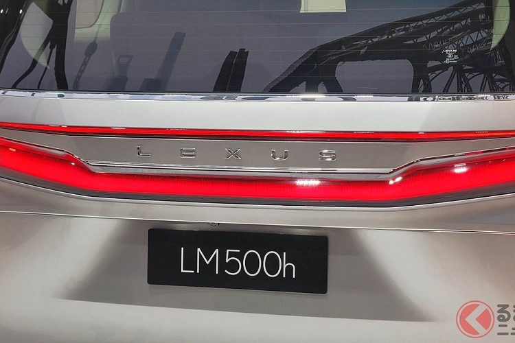 Ở phiên bản 4 chỗ, khoang lái và khoang hành khách của xe tiếp tục được tách riêng bằng vách ngăn ở giữa. Trên vách ngăn này có tấm kính trong suốt và màn hình giải trí với kích thước lên đến 48 inch mới thay vì 26 inch như cũ. Bên dưới vách ngăn này còn có tủ lạnh nhỏ và ngăn chứa đồ khá lớn. Trong khi đó, ở giữa 2 ghế cơ trưởng phía sau là bệ tì tay trung tâm tích hợp 2 màn hình cảm ứng để hành khách chỉnh các tính năng của xe như hệ thống âm thanh hay ánh sáng.