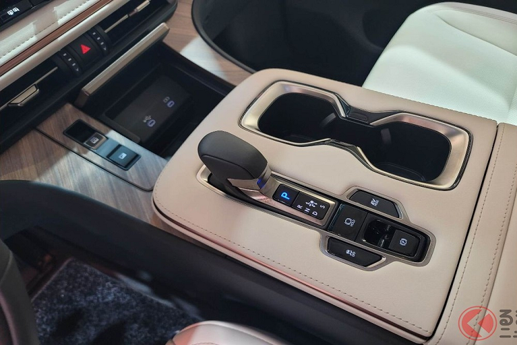 Tại thị trường Trung Quốc, mẫu MPV hạng sang này có 2 phiên bản là LM500 h và LM 450h+. Trong đó, Lexus LM 500h 2023 được trang bị hệ truyền động hybrid với máy xăng tăng áp 4 xi-lanh, dung tích 2.4L và mô-tơ điện. Với Lexus LM 450h+, hệ truyền động sẽ là loại plug-in hybrid (PHEV).