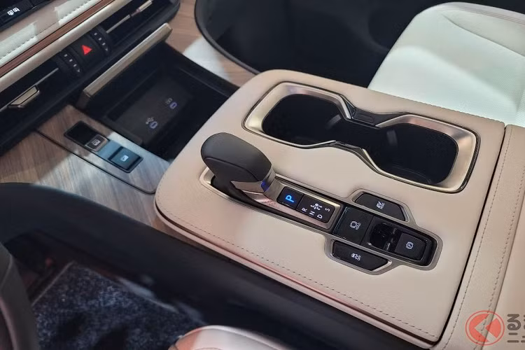 Tại thị trường Trung Quốc, mẫu MPV hạng sang này có 2 phiên bản là LM500 h và LM 450h+. Trong đó, Lexus LM 500h 2023 được trang bị hệ truyền động hybrid với máy xăng tăng áp 4 xi-lanh, dung tích 2.4L và mô-tơ điện. Với Lexus LM 450h+, hệ truyền động sẽ là loại plug-in hybrid (PHEV).