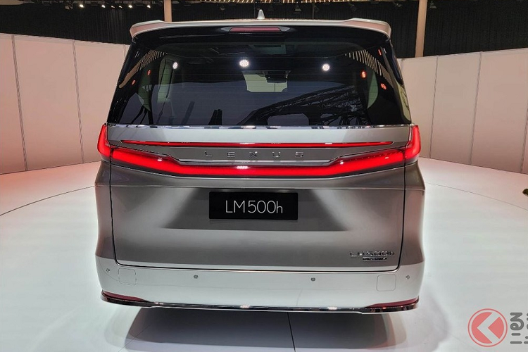 Nội thất của Lexus LM mới hứa hẹn rộng rãi hơn nhờ kích thước tăng lên. Bên cạnh đó là thiết kế và những trang bị mới ấn tượng hơn. Điểm nhấn trong nội thất của mẫu xe này là bảng đồng hồ kỹ thuật số nối liền với màn hình cảm ứng trung tâm 14 inch. Trong khi đó, vô lăng đi kèm các nút cảm ứng mới, tương tự những mẫu xe Lexus đời mới như NX, RX và RZ. Riêng khu vực cụm điều khiển trung tâm khá giống với Lexus NX mới.