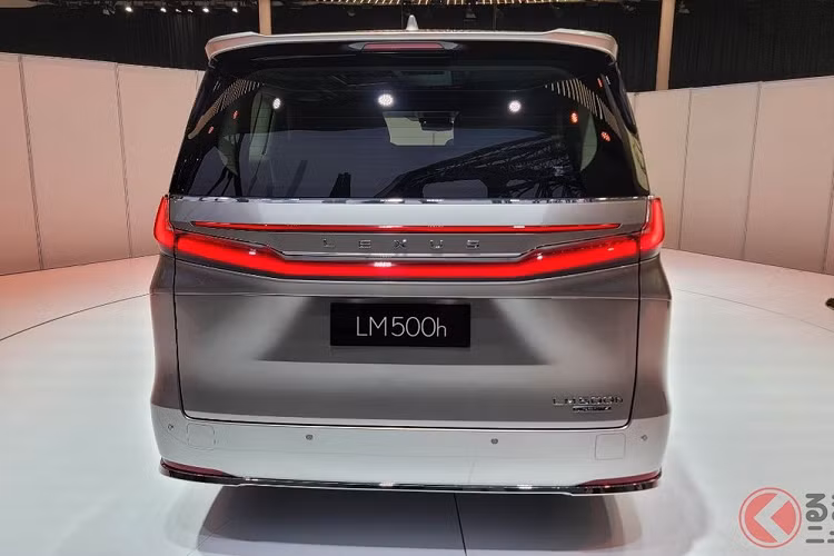 Nội thất của Lexus LM mới hứa hẹn rộng rãi hơn nhờ kích thước tăng lên. Bên cạnh đó là thiết kế và những trang bị mới ấn tượng hơn. Điểm nhấn trong nội thất của mẫu xe này là bảng đồng hồ kỹ thuật số nối liền với màn hình cảm ứng trung tâm 14 inch. Trong khi đó, vô lăng đi kèm các nút cảm ứng mới, tương tự những mẫu xe Lexus đời mới như NX, RX và RZ. Riêng khu vực cụm điều khiển trung tâm khá giống với Lexus NX mới.