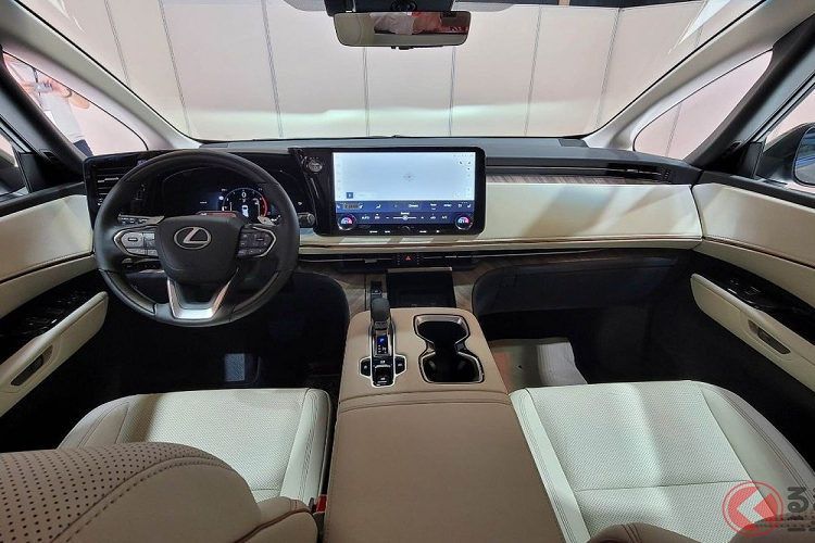 Những trang bị đáng chú ý còn lại trong nội thất của Lexus LM 2023 bao gồm cửa sổ trời đôi, khe dựng ô, hệ thống âm thanh Mark Levinson cao cấp, sạc điện thoại không dây, cổng USB Type C và hệ thống đèn viền 64 màu trên trần/tapi cửa/sàn xe với 14 chủ đề.