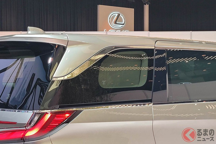 Được phát triển dựa trên cơ sở gầm bệ TNGA của tập đoàn mẹ Toyota, Lexus LM mới sở hữu chiều dài 5.125 mm, chiều rộng 1.890 mm, chiều cao 1.955 mm và chiều dài cơ sở 3.000 mm. So với thế hệ cũ, xe dài hơn 85 mm, rộng hơn 40 mm, cao hơn 10 mm trong khi chiều dài cơ sở giữ nguyên.