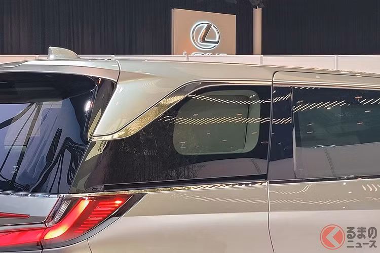 Được phát triển dựa trên cơ sở gầm bệ TNGA của tập đoàn mẹ Toyota, Lexus LM mới sở hữu chiều dài 5.125 mm, chiều rộng 1.890 mm, chiều cao 1.955 mm và chiều dài cơ sở 3.000 mm. So với thế hệ cũ, xe dài hơn 85 mm, rộng hơn 40 mm, cao hơn 10 mm trong khi chiều dài cơ sở giữ nguyên.