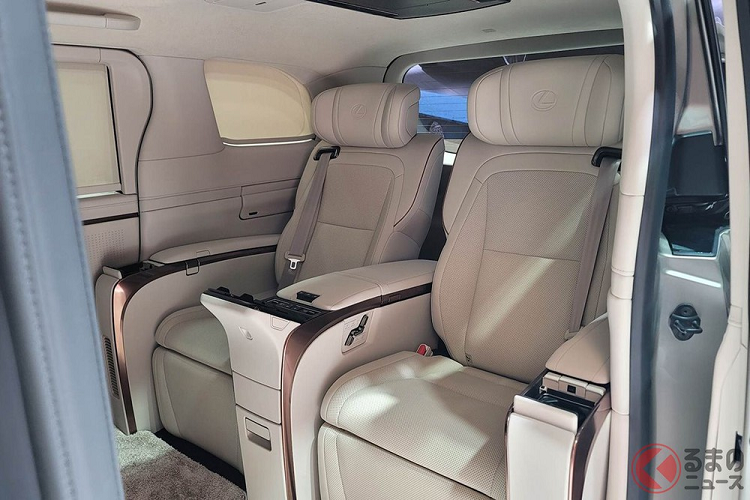 Hành khách có thể tháo 2 màn hình này ra và sử dụng như máy tính bảng. Ngoài ra, bệ tì tay trung tâm còn tích hợp cả bàn gấp, đủ chỗ để đặt máy tính bảng hoặc laptop lên trên. Bề mặt bàn gấp được bọc da và có cả tính năng chống trượt, chống trầy xước. Không có gì ngạc nhiên khi 2 ghế cơ trưởng của xe đi kèm các tính năng sưởi ấm, thông hơi, massage và tích hợp bệ đỡ bắp chân. Ngay cả bệ tì tay cũng có tính năng sưởi.