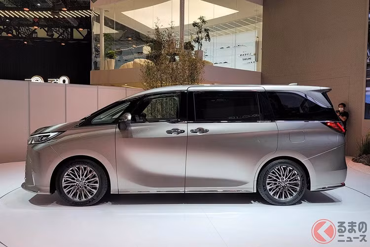 Tương tự đầu xe, thiết kế bên sườn của Lexus LM 2023 cũng đã thay đổi. Điều này được thể hiện rõ qua phần nóc kéo dài xuống cột D, đường chân kính mạ crôm mới và đường dập gân nổi bật kéo dài từ cửa trước đến đèn hậu. Gương chiếu hậu của xe được thiết kế góc cạnh hơn trong khi vành la-zăng vẫn có thiết kế đa chấu phức tạp như thế hệ cũ. Vành của xe sẽ có đường kính từ 17 - 19 inch, tùy phiên bản. Cửa trượt chỉnh điện bên sườn cũng được giữ lại trên mẫu MPV hạng sang này.