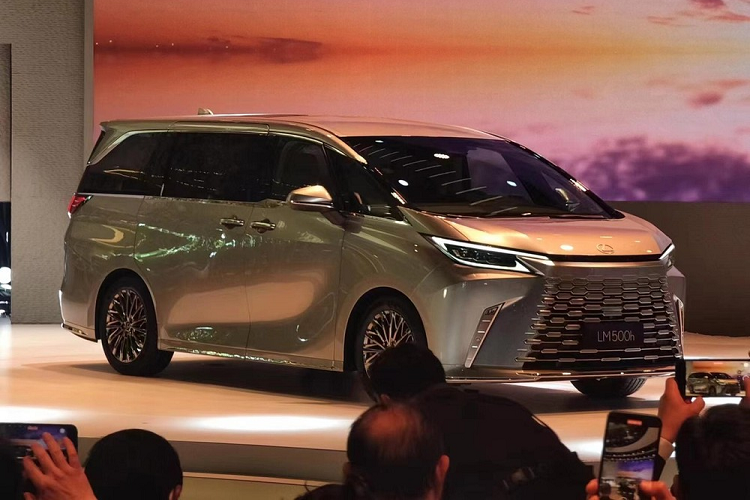 Triển lãm Ô tô Thượng Hải đã chính thức khai mạc tại Trung Quốc. Là một trong những sự kiện lớn nhất của ngành công nghiệp ô tô thế giới, triển lãm Thượng Hải năm nay đón nhận màn ra mắt của hàng loạt mẫu xe mới. Một trong số đó có Lexus LM thế hệ thứ hai.