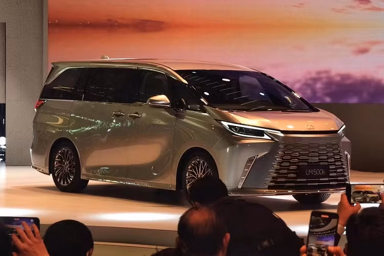 Triển lãm Ô tô Thượng Hải đã chính thức khai mạc tại Trung Quốc. Là một trong những sự kiện lớn nhất của ngành công nghiệp ô tô thế giới, triển lãm Thượng Hải năm nay đón nhận màn ra mắt của hàng loạt mẫu xe mới. Một trong số đó có Lexus LM thế hệ thứ hai.